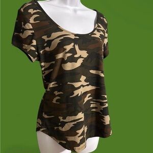 90s Grunge Hot Kiss Camo Pattern Scoop Neck Relaxed Fit T-Shirt inWomen’s Medium
